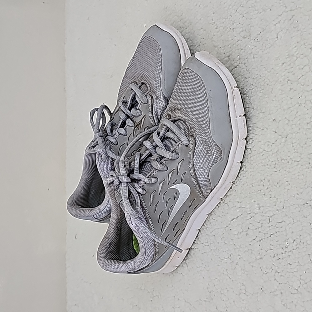 Nike Women's Orive Nm Running Shoe - Wolf Gray, Volt, Metallic Silver Size 8